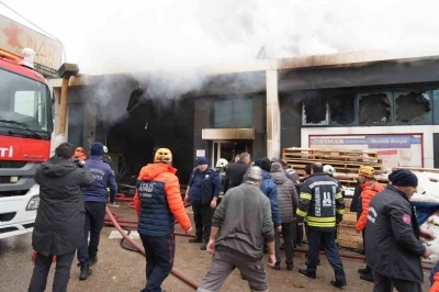 Yangında i&ccedil;erde kalan 2 kişi ekiplerin yardımıyla kurtarıldı
