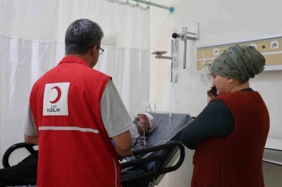 Yangında kardeşleri ölen, camdan atlayarak kurtulan engelli ağabeyin tedavisi sürüyor
