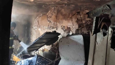 Yangında kuşları yanan &ccedil;ocuğu mahalle sakinleri teselli etti
