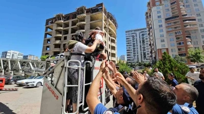 Yangında mahsur kalanlar kurtarılmaya başlandı, çocuklarına kavuşan aileler gözyaşlarına boğuldu
