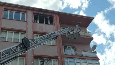 Yangında s&uuml;r&uuml;nerek ka&ccedil;maya &ccedil;alışan kadının durumu ağır

