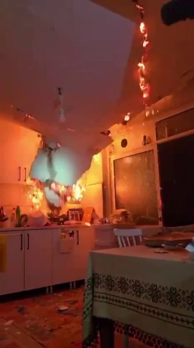 Yangında tavan &ccedil;&ouml;kt&uuml;, itfaiye ekipleri &ouml;l&uuml;mden d&ouml;nd&uuml;... O anlar kameraya yansıdı
