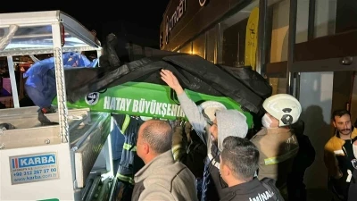 Yangından kaçmak isterken alevlerin içerisine giren 2 kişi yanarak can verdi
