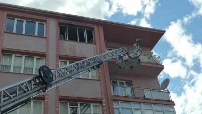 Yangından s&uuml;r&uuml;nerek ka&ccedil;maya &ccedil;alışan kadın hastanede hayatını kaybetti
