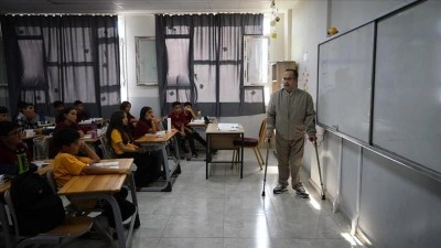 Yanlış iğneyle engelli kalan Veli öğretmen 22 yıldır azmiyle öğrencilerine örnek oluyor