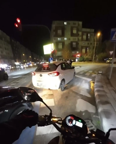 Yanlış trafik ışığına uyan s&uuml;r&uuml;c&uuml; ara&ccedil; kuyruğuna sebep oldu
