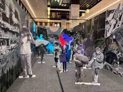 Yapay zeka ile canlandırılan aile hikayeleri &lsquo;B&uuml;t&uuml;n Mutlu Aileler Birbirine Benzer&rsquo; sergisinde ziyaret&ccedil;ilerle buluşuyor
