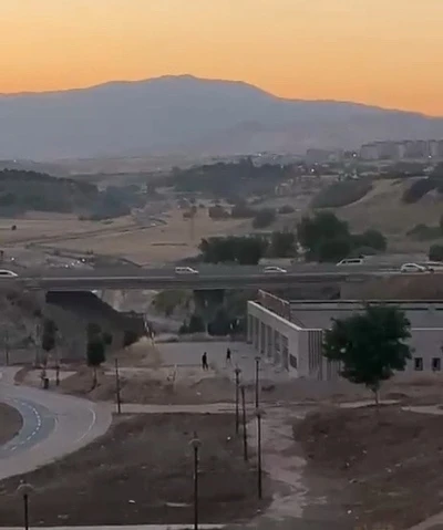 Yapıların camlarını taşlayarak kırdılar
