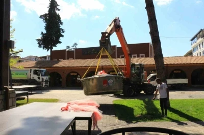 Yaprak Festivali&rsquo;nde 100 bin 60 dolmanın pişeceği dev kazanı iş makinesiyle taşındı
