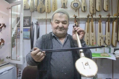 Yaptığı sıra dışı ve dekoratif kemen&ccedil;elerle ilgi &ccedil;ekiyor
