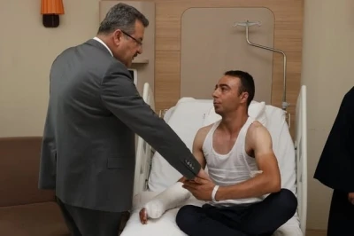 Yaralanan bekçiyi hastanede ziyaret etti

