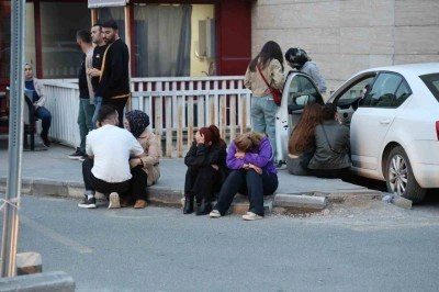 Yaralı &ouml;ğrencilerin ailelerinin hastane &ouml;n&uuml;ndeki bekleyişi s&uuml;r&uuml;yor