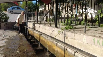 Yaralı Pınar kaynak suyu yıllardır boşa akıyor
