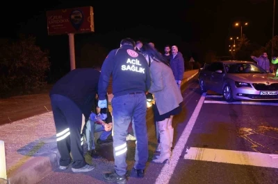 Yardım i&ccedil;in durdular, kendilerine k&uuml;f&uuml;r edilince alkoll&uuml; s&uuml;r&uuml;c&uuml;y&uuml; ve arkadaşını darp ettiler
