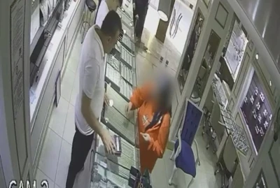 Yardıma gittiği komşusunun 200 bin TL’lik altılarını çalmıştı: Kadının altınları kuyumcuya satma anı kamerada
