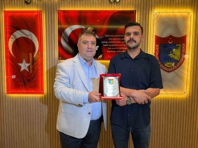 Yardımsever taksiciye plaket

