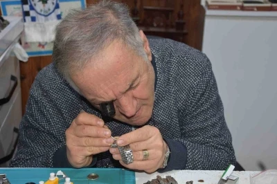 Yarım asırlık saat ustası &ccedil;ırak bulamadığı mesleğini eşiyle ayakta tutuyor
