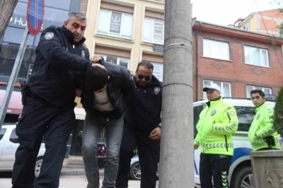 Yarış uğruna 3 kişinin &ouml;l&uuml;m&uuml;ne sebep olan s&uuml;r&uuml;c&uuml; adliyeye sevk edildi
