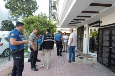 Yaşadığı dairede boğazı kesilmiş olarak bulundu

