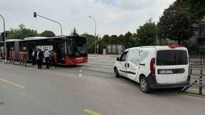 Yasak d&ouml;n&uuml;ş kazayı getirdi, metrob&uuml;sle hafif ticari ara&ccedil; &ccedil;arpıştı: 13 yaralı
