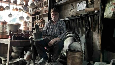 Yaşına aldırış etmeyen usta, unutulmaya yüz tutan mesleğini aşkla yapıyor
