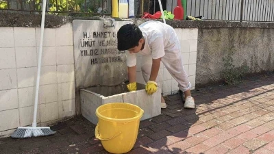 Yaşıtları oyun oynarken, O, şehit mezarlıkları ve &ccedil;eşmeleri temizliyor
