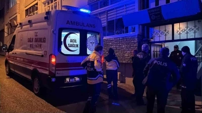 Yaşlı adam apartmanın merdiven boşluğunda &ouml;l&uuml; bulundu
