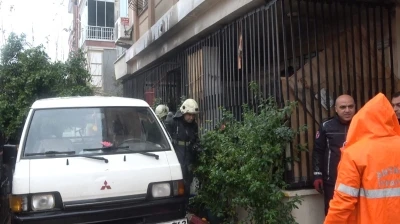 Yaşlı adamı komşuları evden &ccedil;ıkardı, yangın ucuz atlatıldı
