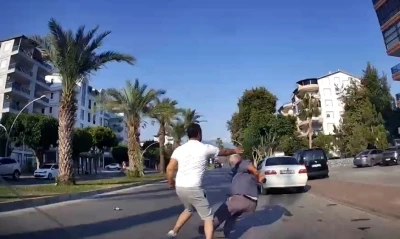 Yaşlı adamın yere d&uuml;şt&uuml;ğ&uuml; yumruklu trafik kavgasının yeni g&ouml;r&uuml;nt&uuml;leri ortaya &ccedil;ıktı
