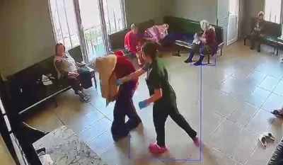 Yaşlı bakım merkezinde skandal g&ouml;r&uuml;nt&uuml;ler: Hastaya şiddet ve t&uuml;k&uuml;rme kamerada
