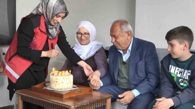 Yaşlı &ccedil;ift, &ccedil;ocukların getirdiği pasta ile Yaşlılar Haftası&rsquo;nı kutladı
