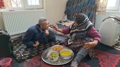 Yaşlı kadın engelli oğluna 61 yıldır &lsquo;bebek&rsquo; gibi bakıyor: Azmiyle &ouml;rnek oluyor
