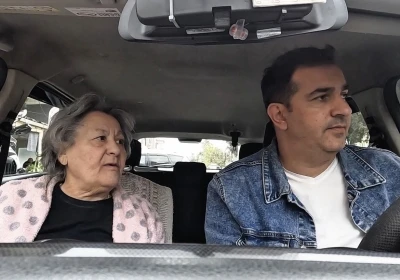 Yaşlı kadın evinin yolunu kaybetti, yardımsever taksici ailesine kavuşturdu
