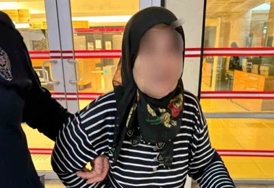 Yaşlı kadın, kendisine terlik atan yeğenini bı&ccedil;akladı
