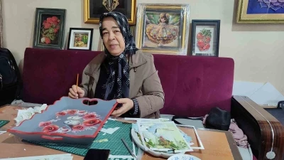 Yaşlı kadın kurslarda &uuml;reterek huzur buldu
