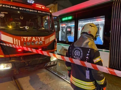 Yaşlı kadın yolun karşısına ge&ccedil;mek isterken tramvayın altında kaldı
