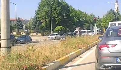 Yaşlı kadına yol vermek isteyen araca başka bir otomobil arkadan b&ouml;yle &ccedil;arptı
