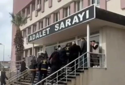 Yaşlı kadını dolandırmak isteyen sahte başkomiser ve sahte savcı ger&ccedil;ek polislere yakalandı
