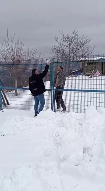 Yaşlı kadının ila&ccedil;ları, yolu karla kaplanan mezraya kep&ccedil;eyle ulaştırıldı
