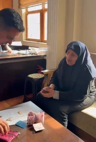 Yaşlı kadının pazarda kaybettiği c&uuml;zdanı zabıta ekipleri bulup sahibine teslim etti
