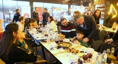 Yaşlılar, engelliler ve devlet korumasında yetişen gen&ccedil;ler iftarda bir araya geldi
