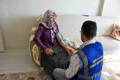 Yaşlılara tansiyon aleti dağıtıldı, evde sağlık hizmeti verildi
