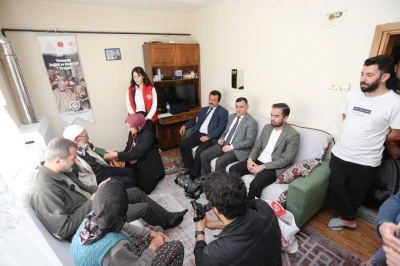 Yaşlıların ayağına doktor, berber ve tesisat&ccedil;ı gitti, d&uuml;nyalar onların oldu

