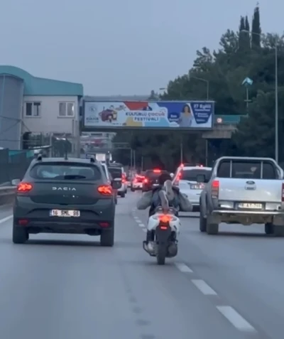 Yatarak motosiklet süren maganda kamerada
