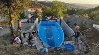 Yattan köydeki evinin bahçesine havuz yaptı
