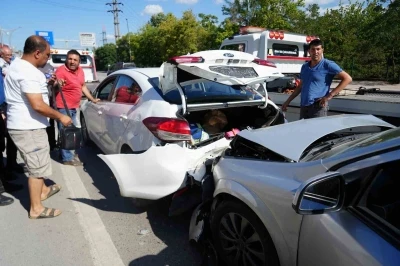 Yavaşlayan trafik zincirlemeye kazaya sebep oldu: 1&rsquo;i &ccedil;ocuk 3 yaralı
