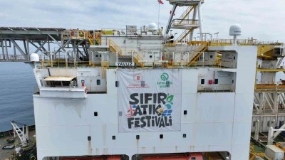 Yavuz Derin Deniz Sondaj Gemisi&rsquo;ne &lsquo;Sıfır Atık Festivali&rsquo; yazılı bir pankart asıldı
