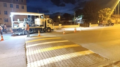 Yaya geçidi çizgileri boyanarak daha belirgin hale getirildi
