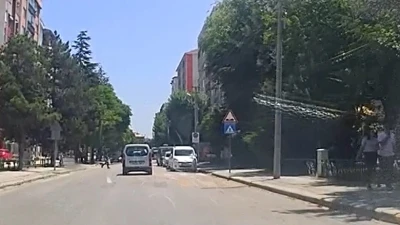 Yaya ge&ccedil;idinde dur işareti yaptığı ara&ccedil; durmayınca arkasından kovaladı
