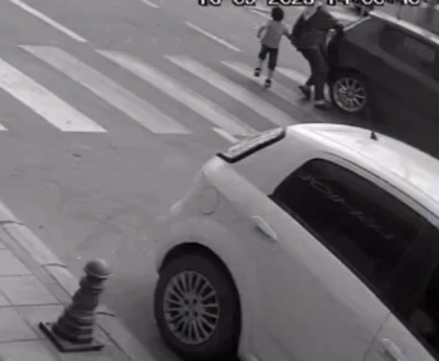 Yaya geçidinde görme engelli kadının ayağının üzerinden otomobil geçti: O anlar kamerada
